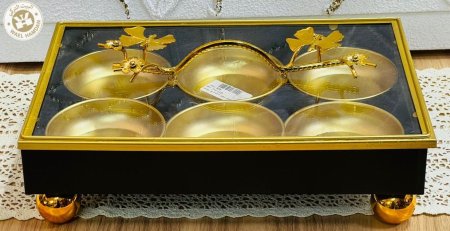 مضيفة مع 6 صحون مكسرات